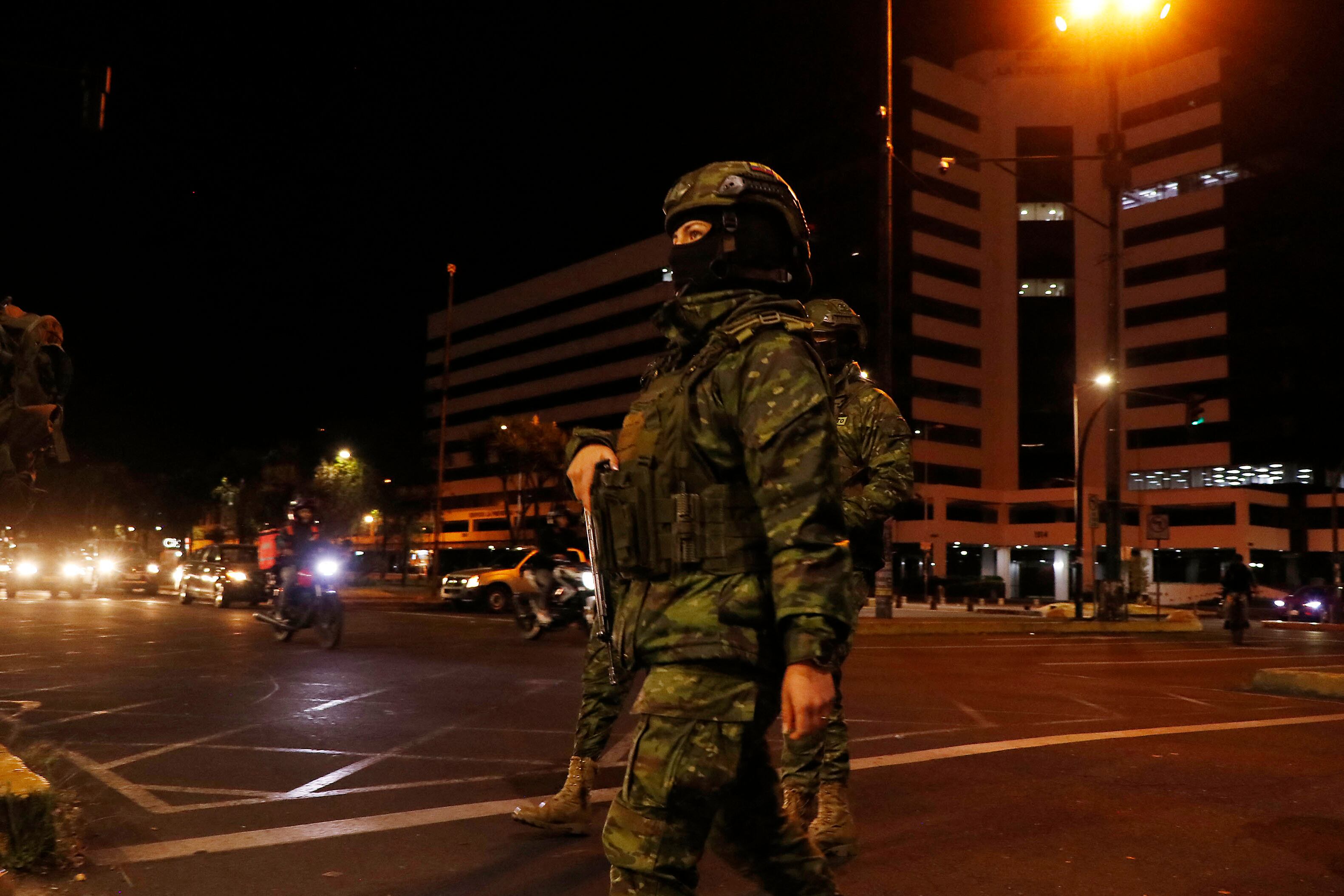 Soldados ecuatorianos patrullan una calle antes de un apagón nacional programado de ocho horas en Quito el 18 de septiembre de 2024. (Foto de Galo Paguay / AFP)