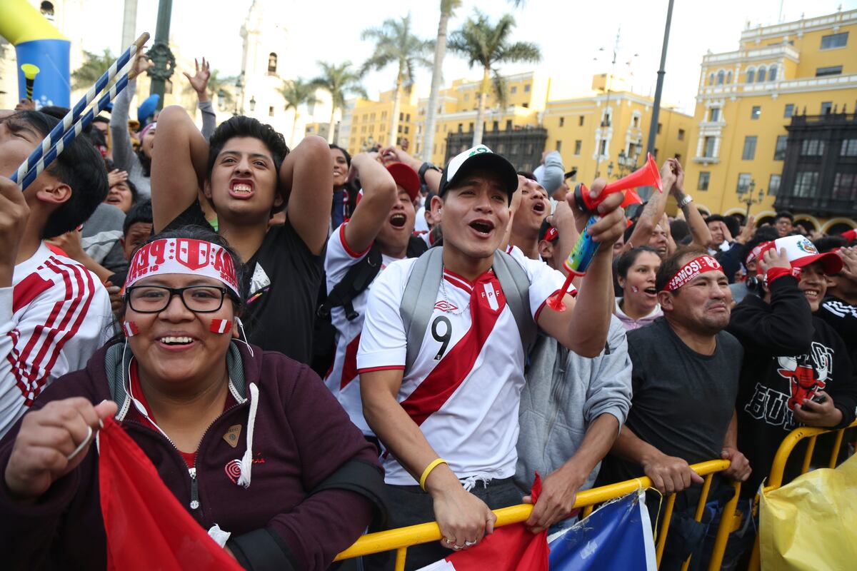 Gobierno anunciará el viernes si declara feriado el lunes 13 por el repechaje al Mundial de Qatar 2022.