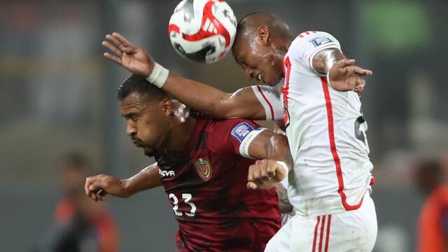 Pedro Aquino (der.) de Perú disputa el balón con Salomón Rondón de Venezuela hoy, en un partido de las eliminatorias para la Copa Mundo de Fútbol de 2026 en el estadio Nacional en Lima (Perú). | Crédito: Paolo Aguilar / EFE