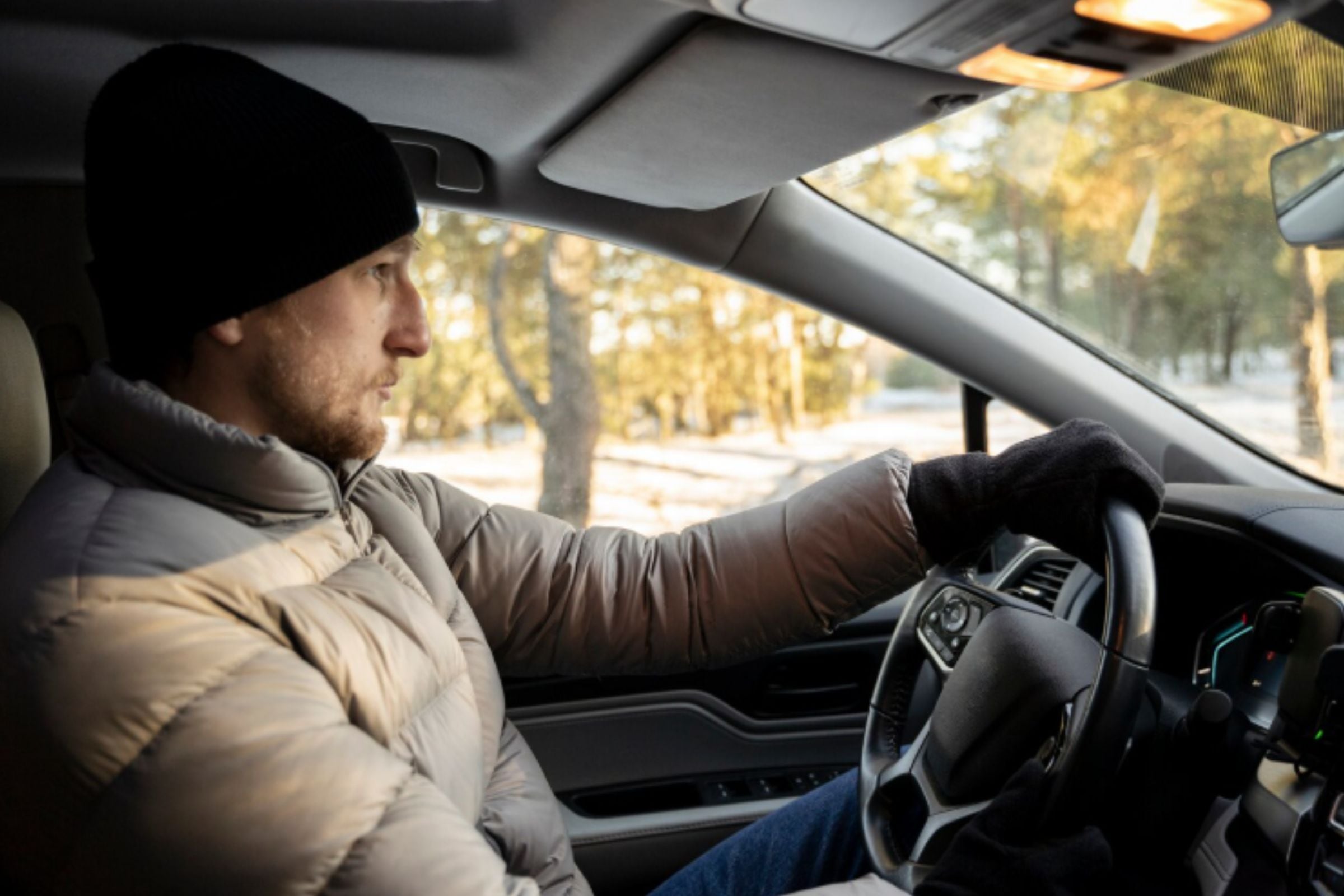 Expertos en mecánica indican que sería un error grave acelerar ni bien se enciende el coche durante un clima frío. (Crédito: Freepik / Imagen referencial)