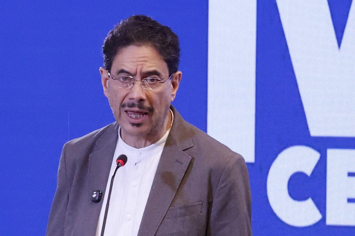 AME701. BOGOTÁ (COLOMBIA), 11/06/2026.- El candidato a la Presidencia de Colombia Iván Cepeda habla en una rueda de prensa este jueves, en Bogotá (Colombia). Cepeda anunció que denunciará penalmente a su rival Abelardo de la Espriella por los delitos de "concierto para delinquir agravado, financiación del terrorismo y enriquecimiento ilícito" y lo vinculó a grupos paramilitares. EFE/ Mauricio Dueñas Castañeda