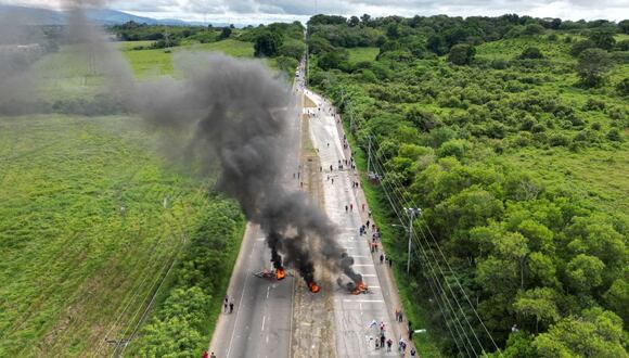 Manifestantes bloquean una carretera durante una protesta contra el contrato de la minera canadiense FQM. Fotógrafo: Luis Acosta/AFP/Getty Images