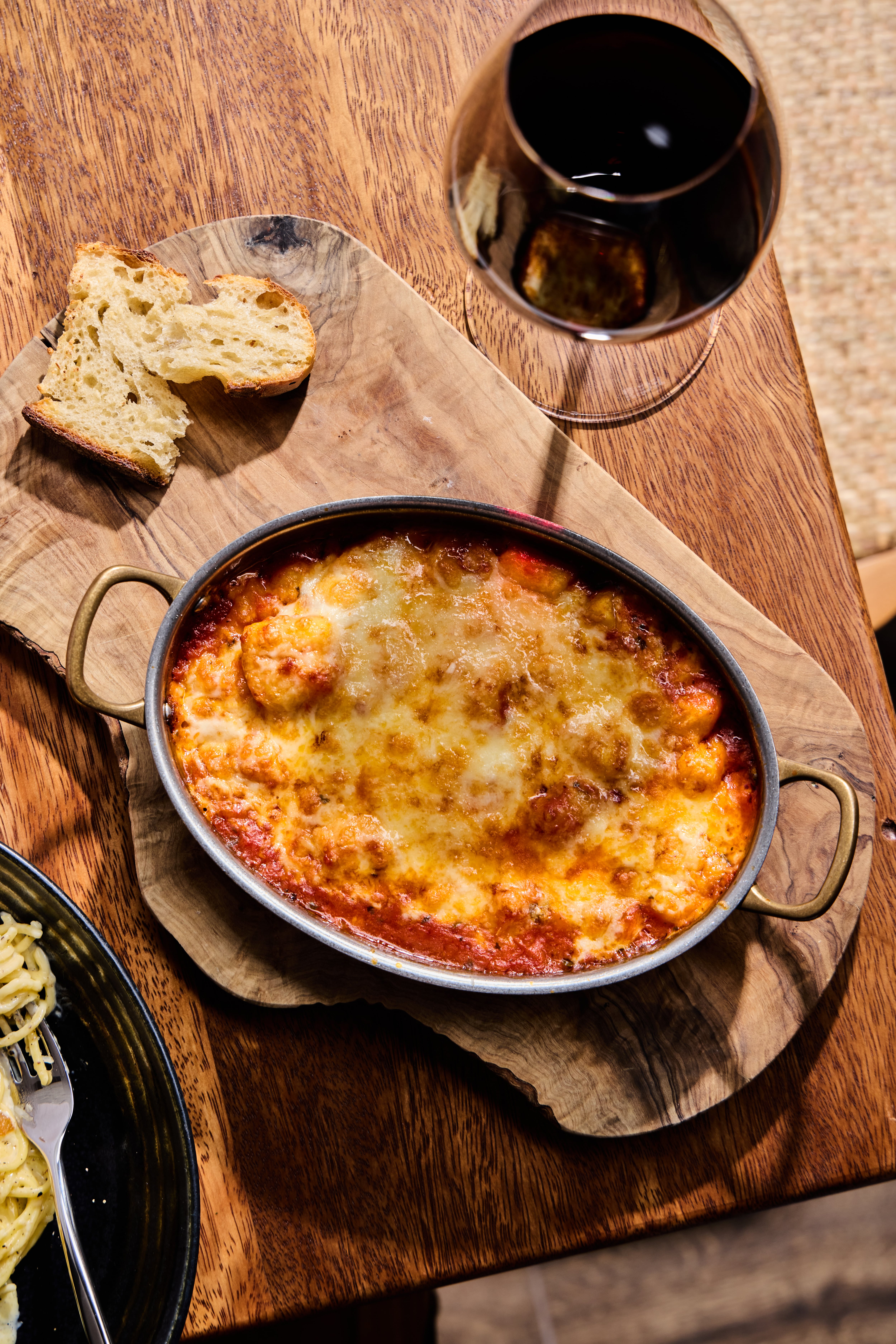La carta también incluye un buen carpaccio de lomo y una lasagna de berenjenas (melanzane alla parmigiana).