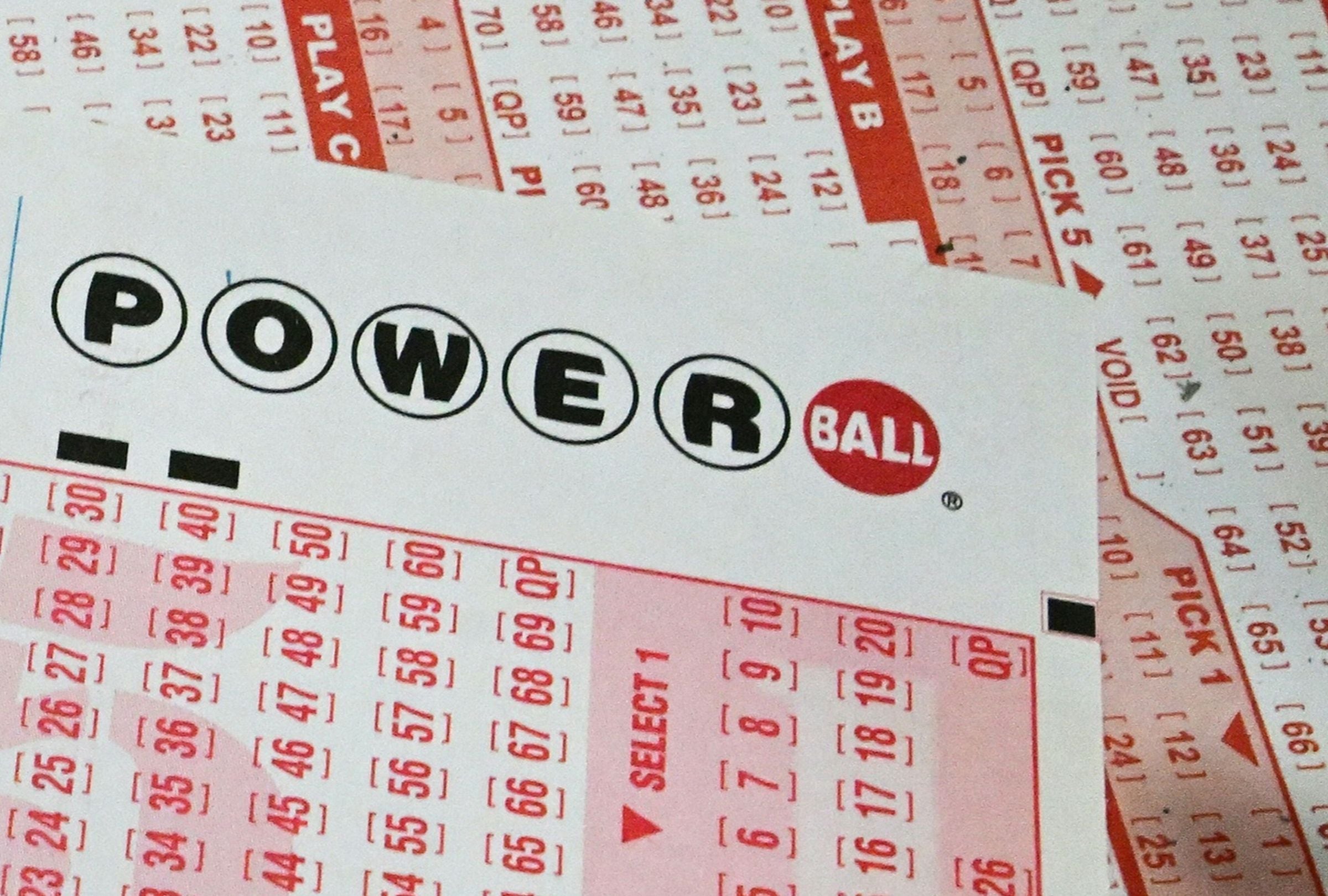 Revisa esta nota para conocer los números ganadores del Powerball en el sorteo del 11/04/2026 y averiguar si el premio mayor ya tiene dueño. (Foto: FREDERIC J. BROWN / AFP)