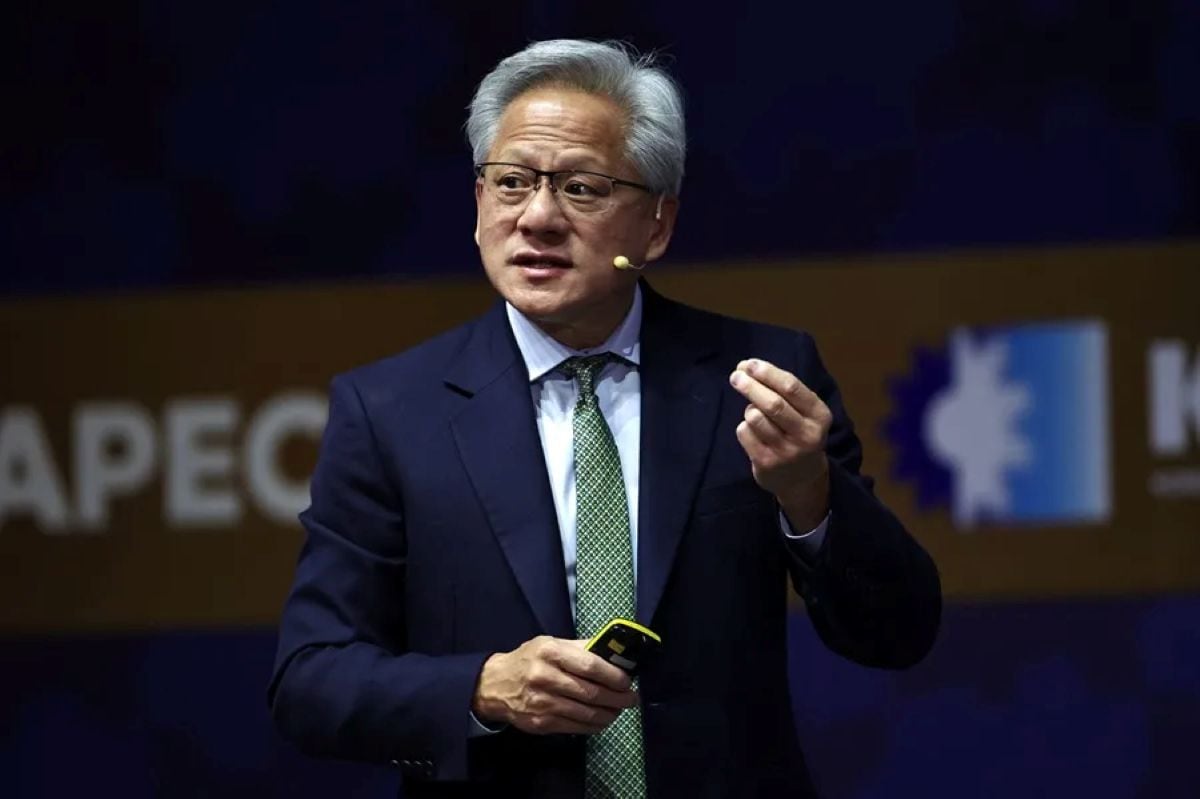 Nvidia prevé que el auge de la inteligencia artificial impulse sus ingresos hasta al menos US$1 billón hacia 2027, según su CEO, Jensen Huang. Foto: EFE.