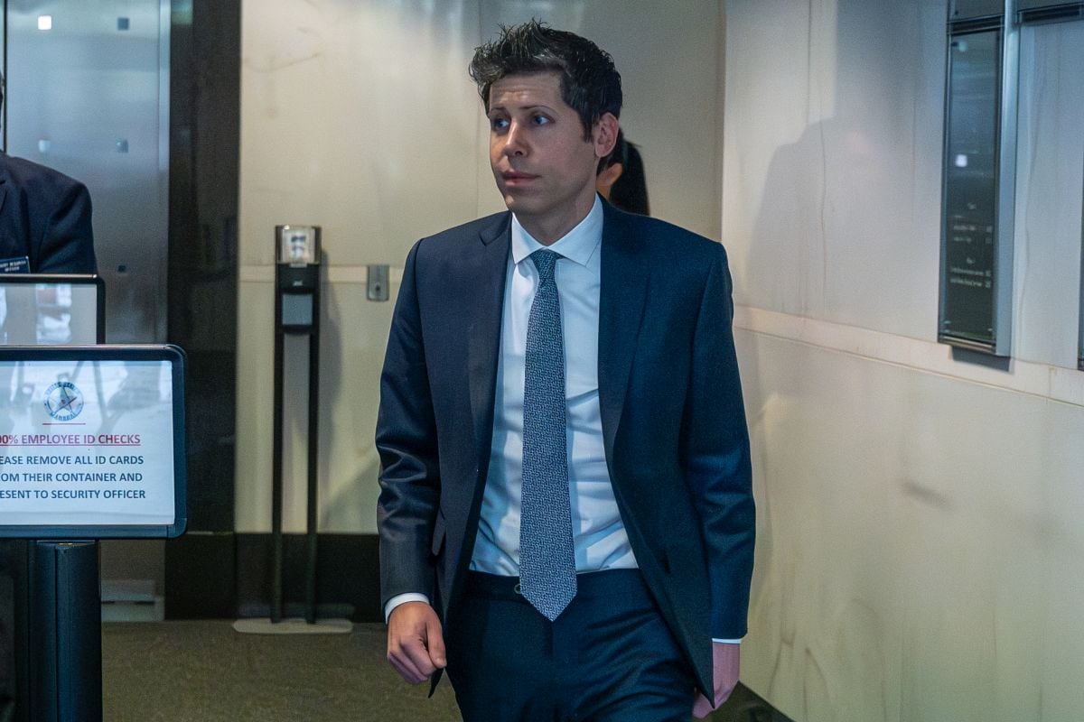 Sam Altman, director ejecutivo y cofundador de OpenAI Inc., llega al tribunal federal de Oakland, California, EE. UU., el martes 12 de mayo de 2026. Elon Musk ha demandado a OpenAI y a Microsoft Corp. alegando que la startup abandonó su misión original al recibir miles de millones de dólares en financiación del gigante del software y planificar su reestructuración. Fotógrafo: David Paul Morris/Bloomberg