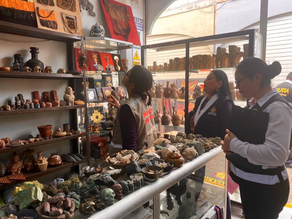 Fiscalía halla presuntas piezas arqueológicas de culturas Moche, Nazca y Chimú en galería artesanales. Foto: Ministerio Público