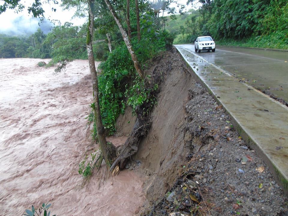 A la salida de la localidad de Prusia, el incremento de caudal viene afectando parte del terreno que colinda con la pista (Fotos: Municipalidad Provincial de Pozuzo)