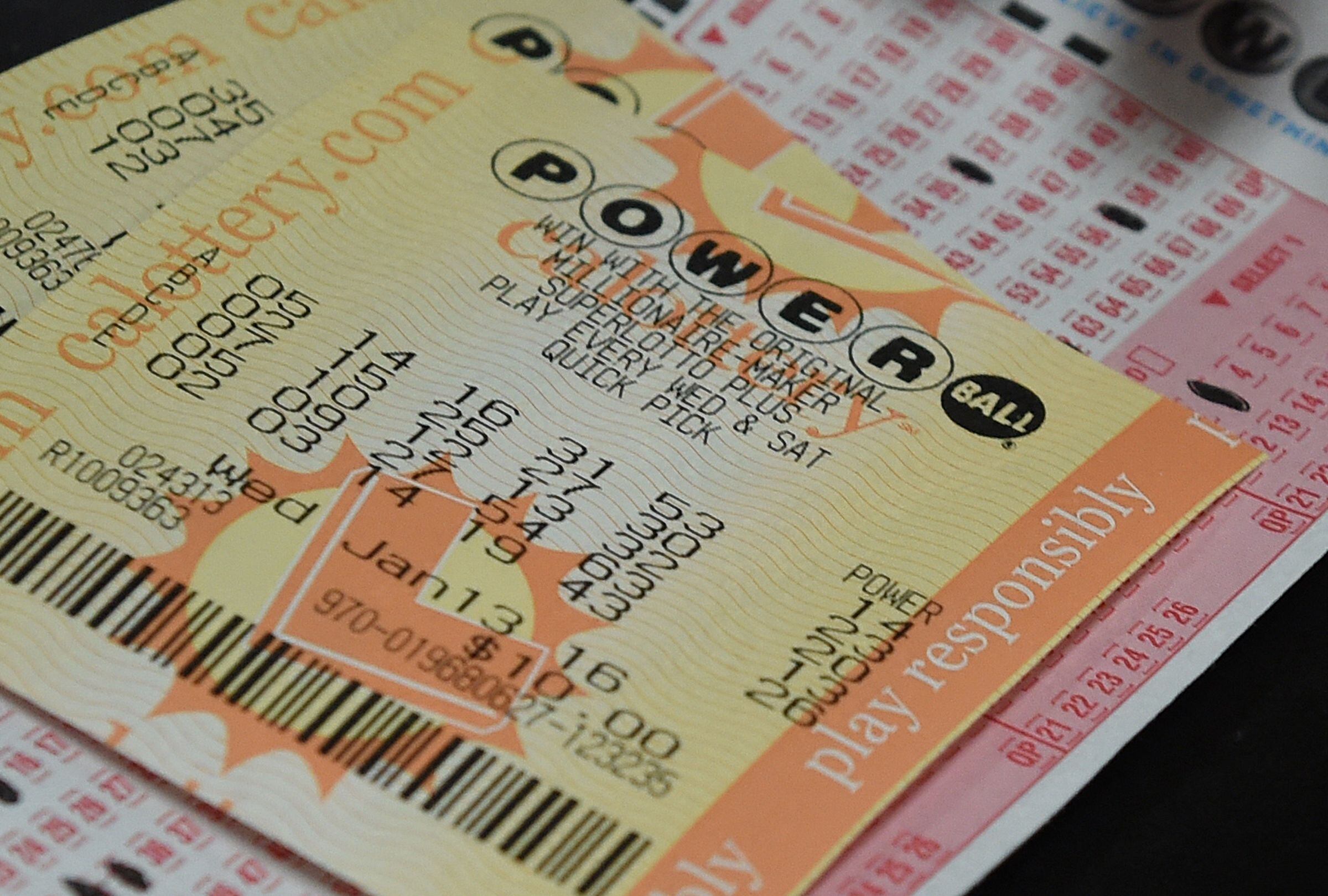 Revisa esta nota para que sepas el caso de una persona que ganó $100 mil en el Powerball. (Foto: MARK RALSTON / AFP)