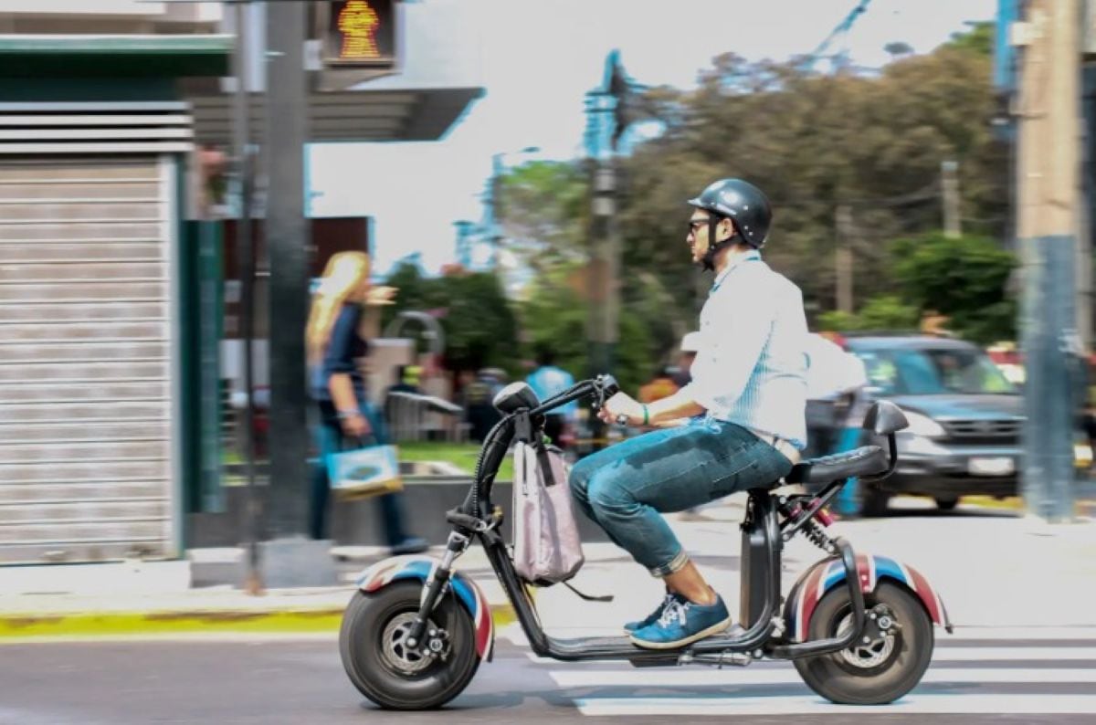 Las bicimotos deben contar con placa, SOAT, licencia de conducir y Tarjeta de Identificación Vehicular para circular. Foto: Andina.