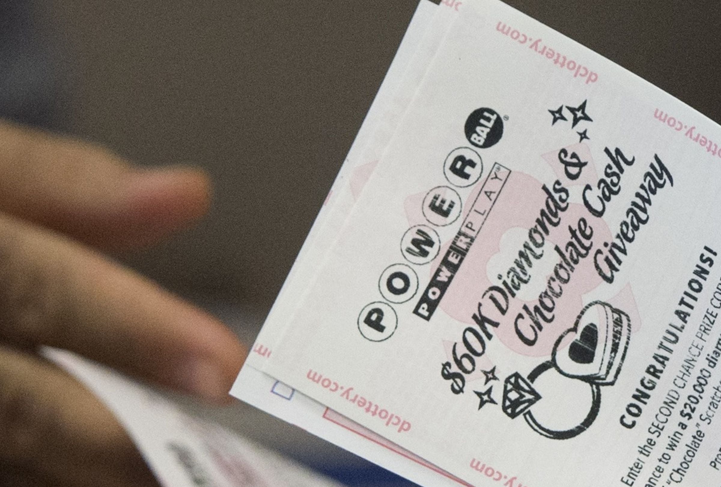 En esta nota conocerás los resultados del sorteo del Powerball del miércoles 8 de abril y descubrir si alguien se quedó con el premio mayor. (Foto: SAUL LOEB / AFP)