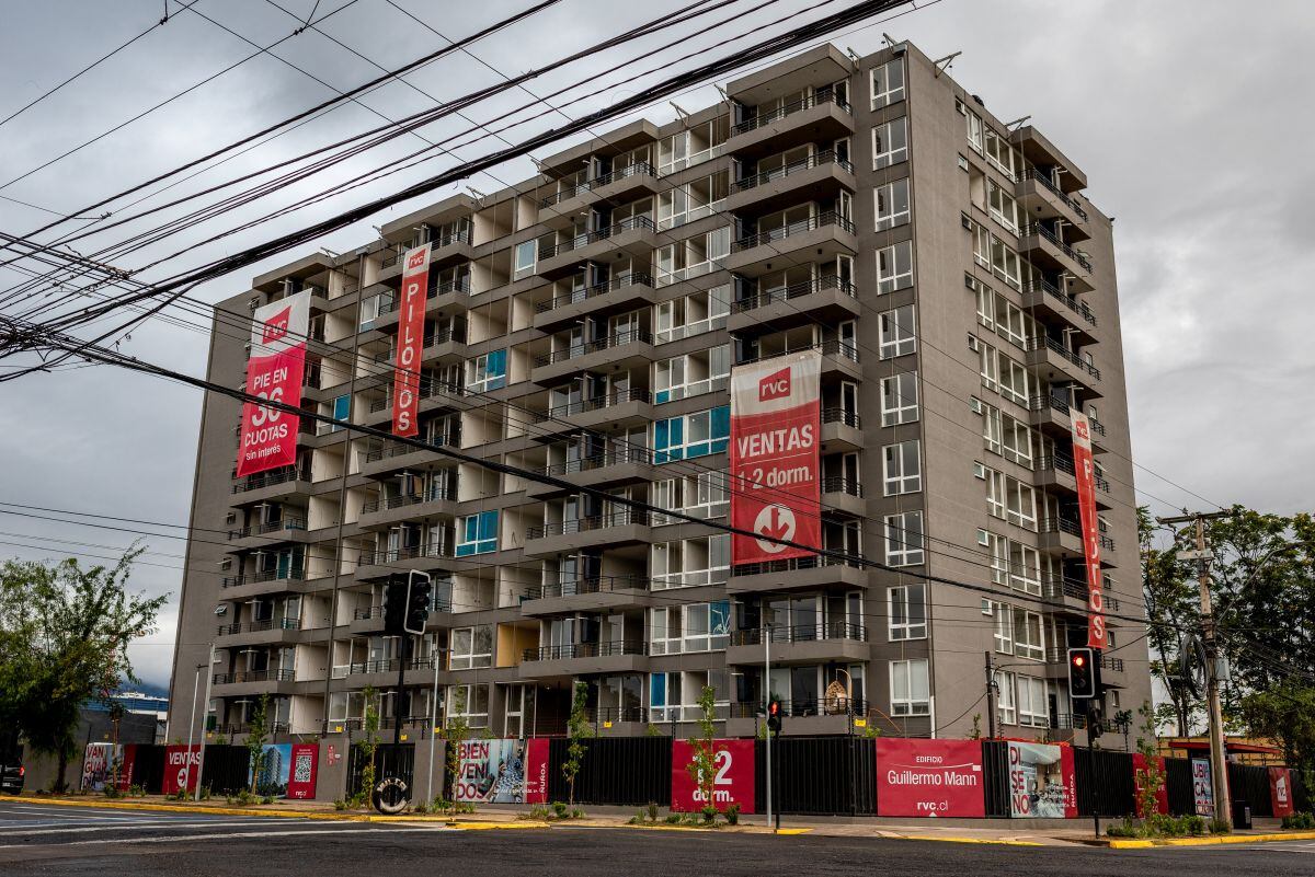 Letreros que anuncian apartamentos en venta exhibidos afuera de un edificio residencial en Santiago, Chile, el jueves 22 de febrero de 2024. Hay tantos apartamentos vacíos en Chile que el gobierno está considerando intervenir para comprar algunos, un enigma inusual en un mundo donde el problema suele ser la escasez de viviendas. Fotógrafo: Cristóbal Olivares/Bloomberg