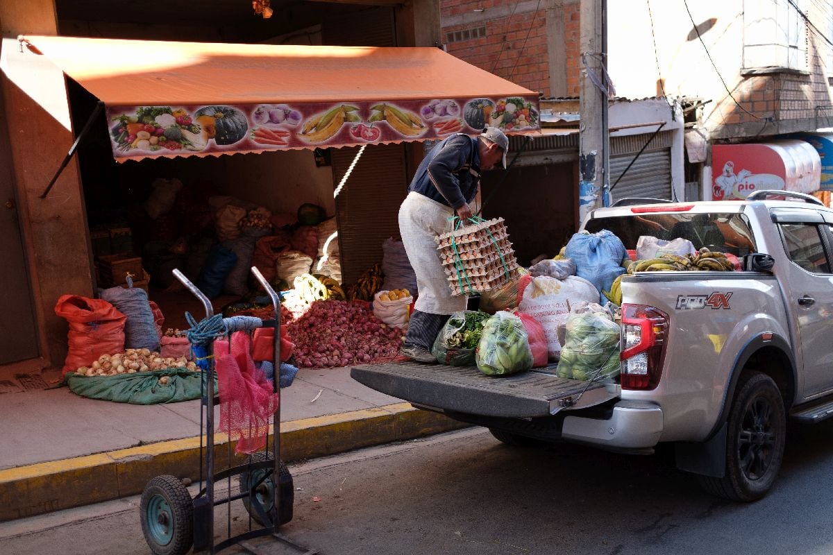 Un trabajador carga una camioneta llena de comestibles en La Paz el 19 de diciembre. Fotógrafo: Manuel Seoane/Bloomberg