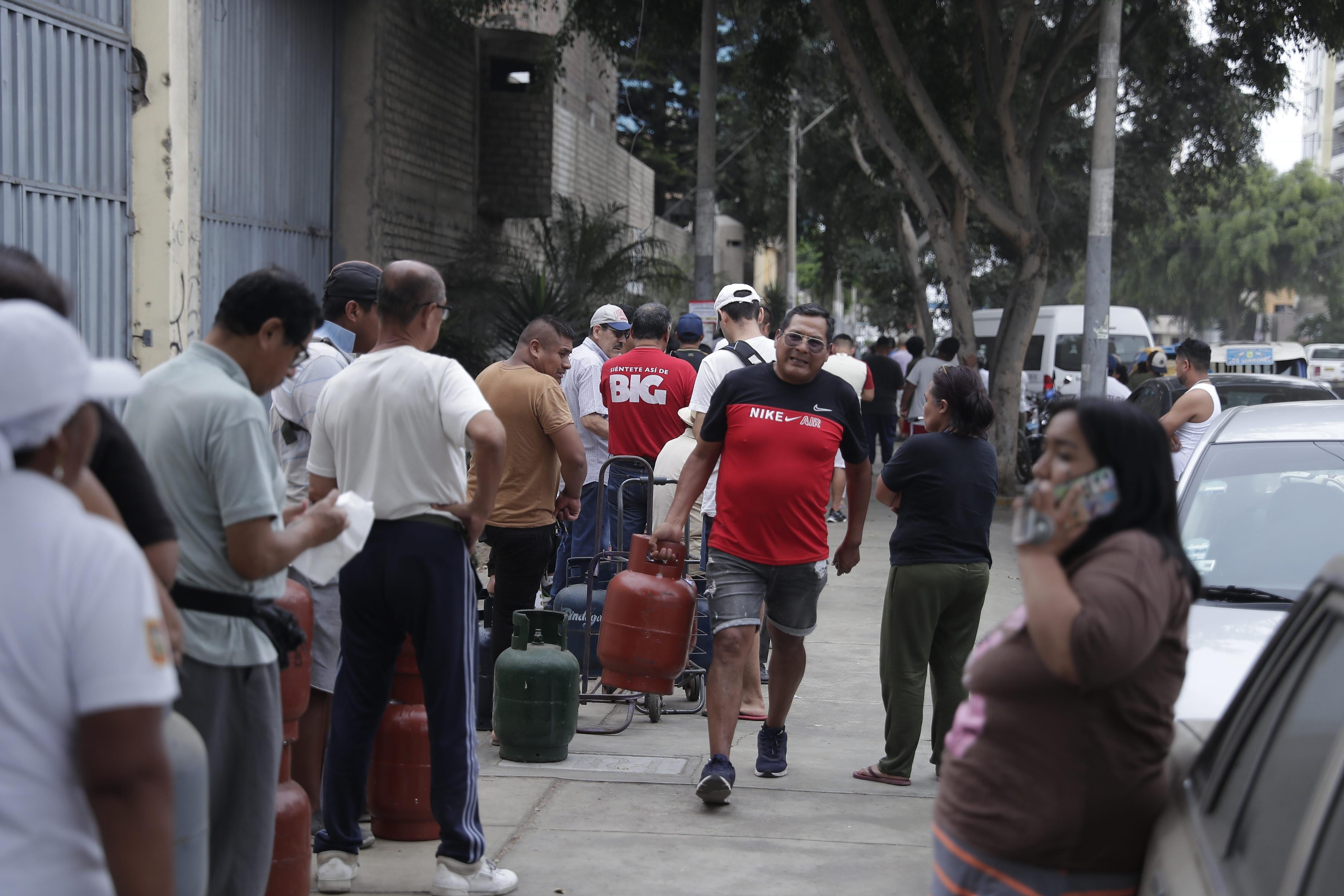 Vecinos llegan desde tempranas horas a la avenida Los Faisanes para adquirir balones de gas. (Foto: GEC)