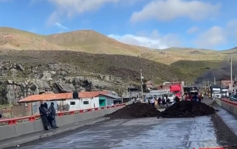 Paralizan vía Los Libertadores y exigen intervención del MTC. (Foto: Captura/América Noticias)