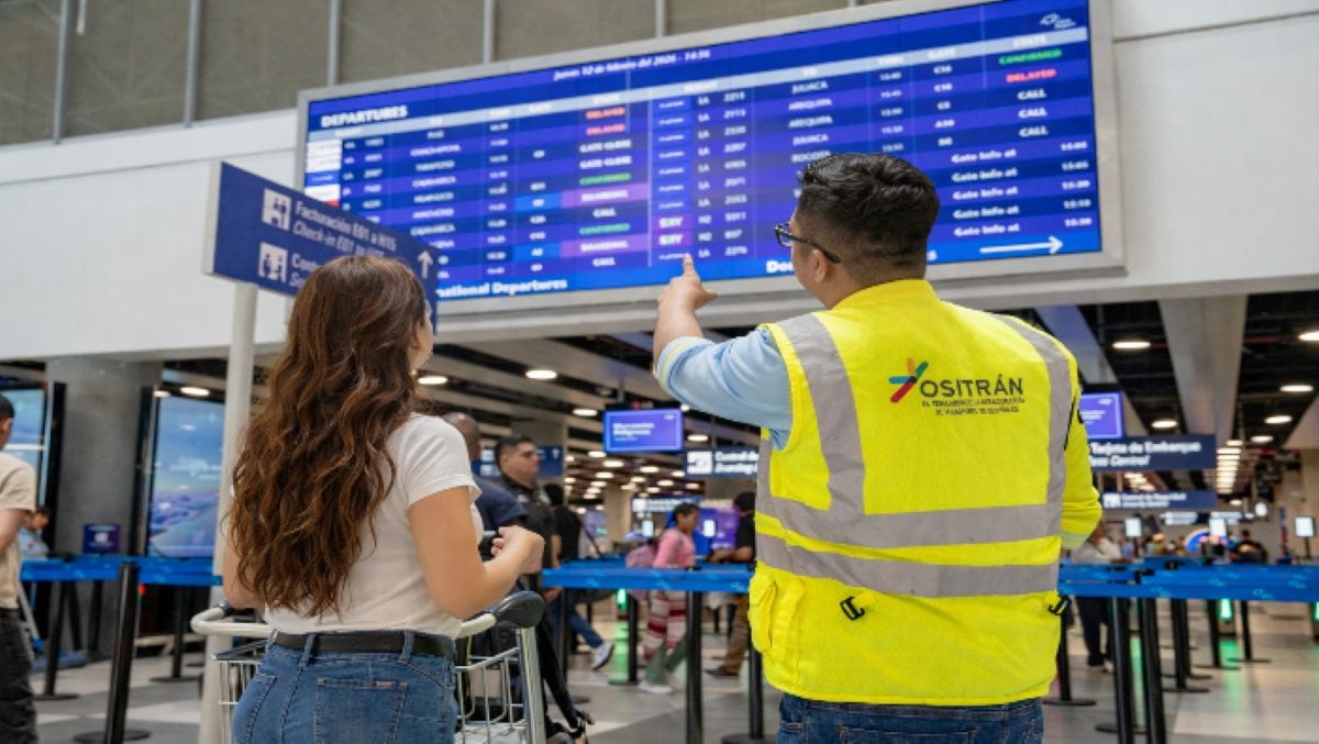 En los aeropuertos supervisados, Ositrán recuerda que los usuarios tienen derecho a recibir información oportuna sobre sus vuelos a través de las pantallas informativas. Foto: Ositrán.