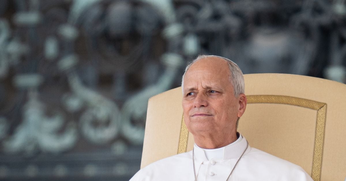 El papa León XIV pronuncia su discurso durante la audiencia general semanal en la Plaza de San Pedro, en el Vaticano, el 7 de octubre de 2026, una semana antes de ser operado. (Foto de Massimo Valicchia / NurPhoto vía AFP)