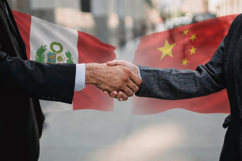 Perú da un nuevo paso en su agenda comercial con la ratificación del TLC con Hong Kong. (Foto: Pexels / ChatGPT)