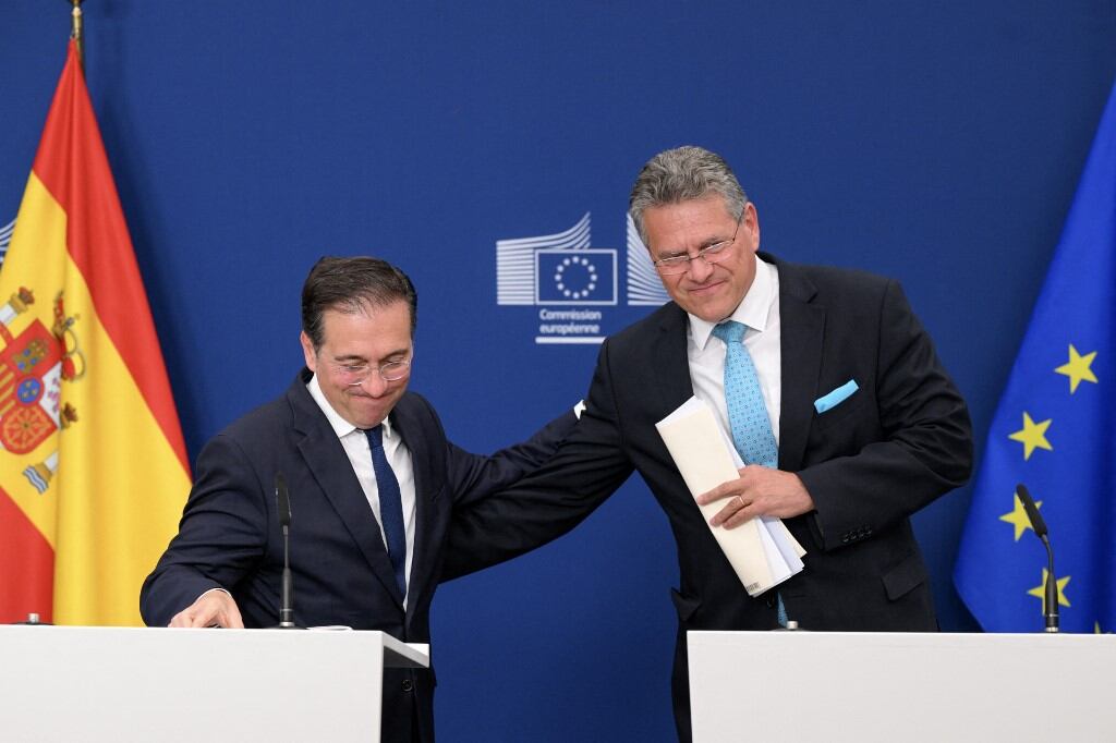 El comisario europeo de Comercio, Seguridad Económica, Relaciones Interinstitucionales y Transparencia, Maros Sefcovic (d), y el ministro de Asuntos Exteriores español, José Manuel Albares (i), se saludan durante una rueda de prensa sobre el acuerdo post-Brexit con España y Gibraltar en la sede de la UE en Bruselas el 11 de junio de 2025. (Foto: Nicolas TUCAT / AFP)