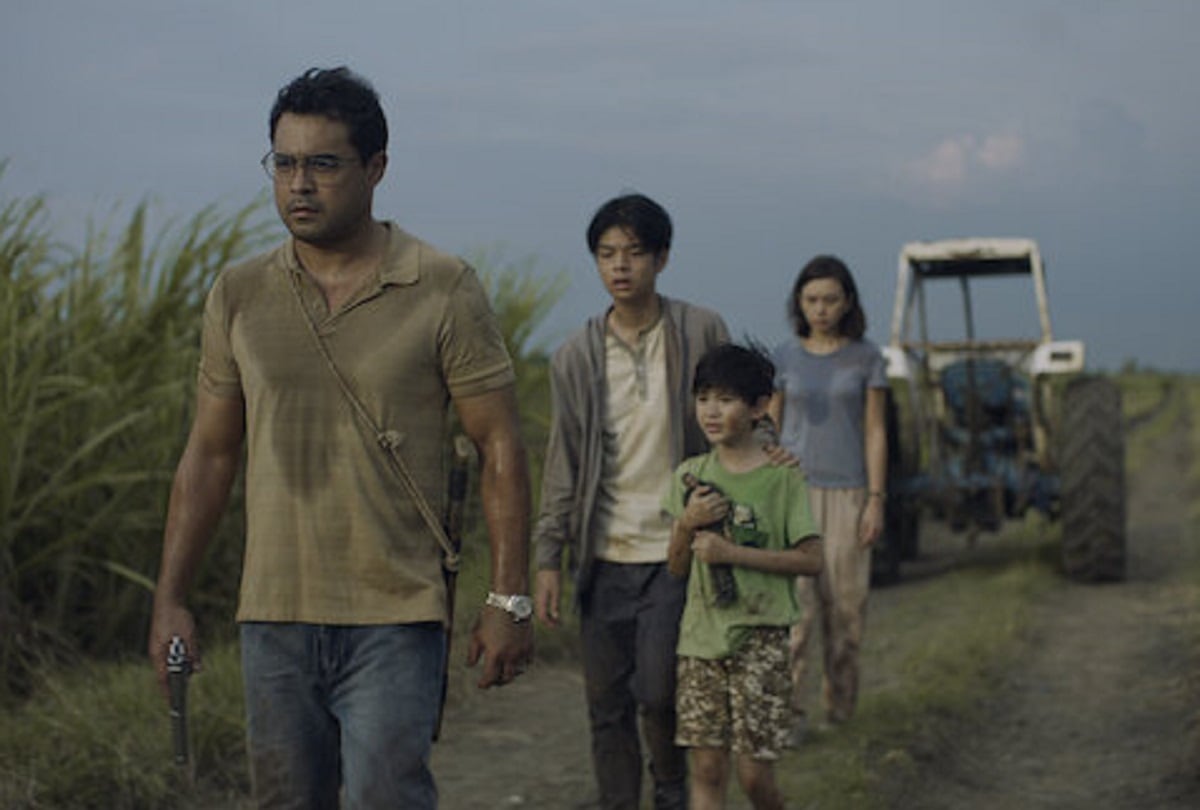 Francis (Sid Lucero), Josh (Marco Masa), Lucas (Aiden Tyler Patdu) y Iris (Beauty Gonzalez) se refugian en una granja en la película filipina "Ahí afuera" (Foto: Netflix)