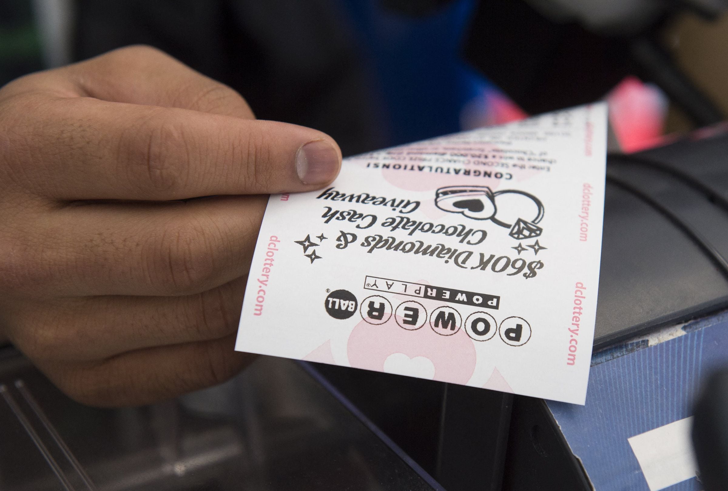 Revisa esta nota para que descubras quién ganó el Powerball hoy, miércoles 22 de abril, en EE.UU. (Foto: SAUL LOEB / AFP)
