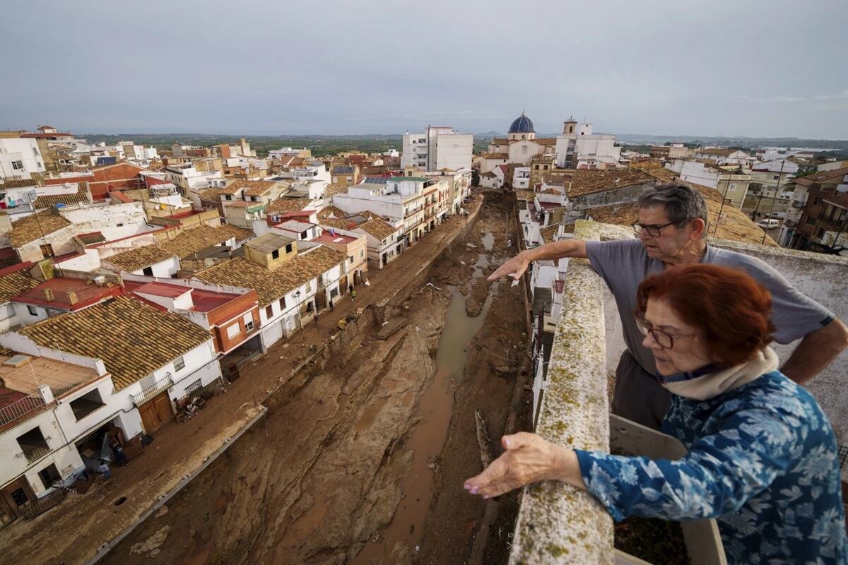 Dos personas observan las zonas afectadas por las inundaciones en Chiva, cerca de Valencia, España, el 1 de noviembre de 2024. (Foto de Manu Fernandez / AP)