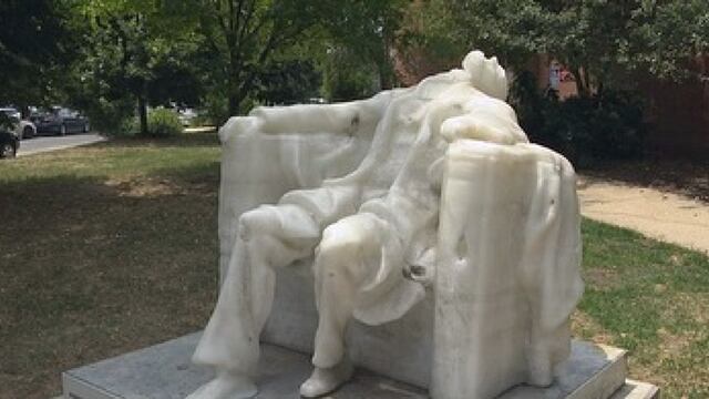 La estatua de Abraham Lincoln que se derritió por la ola de calor en EEUU: dónde está y cuánto costó