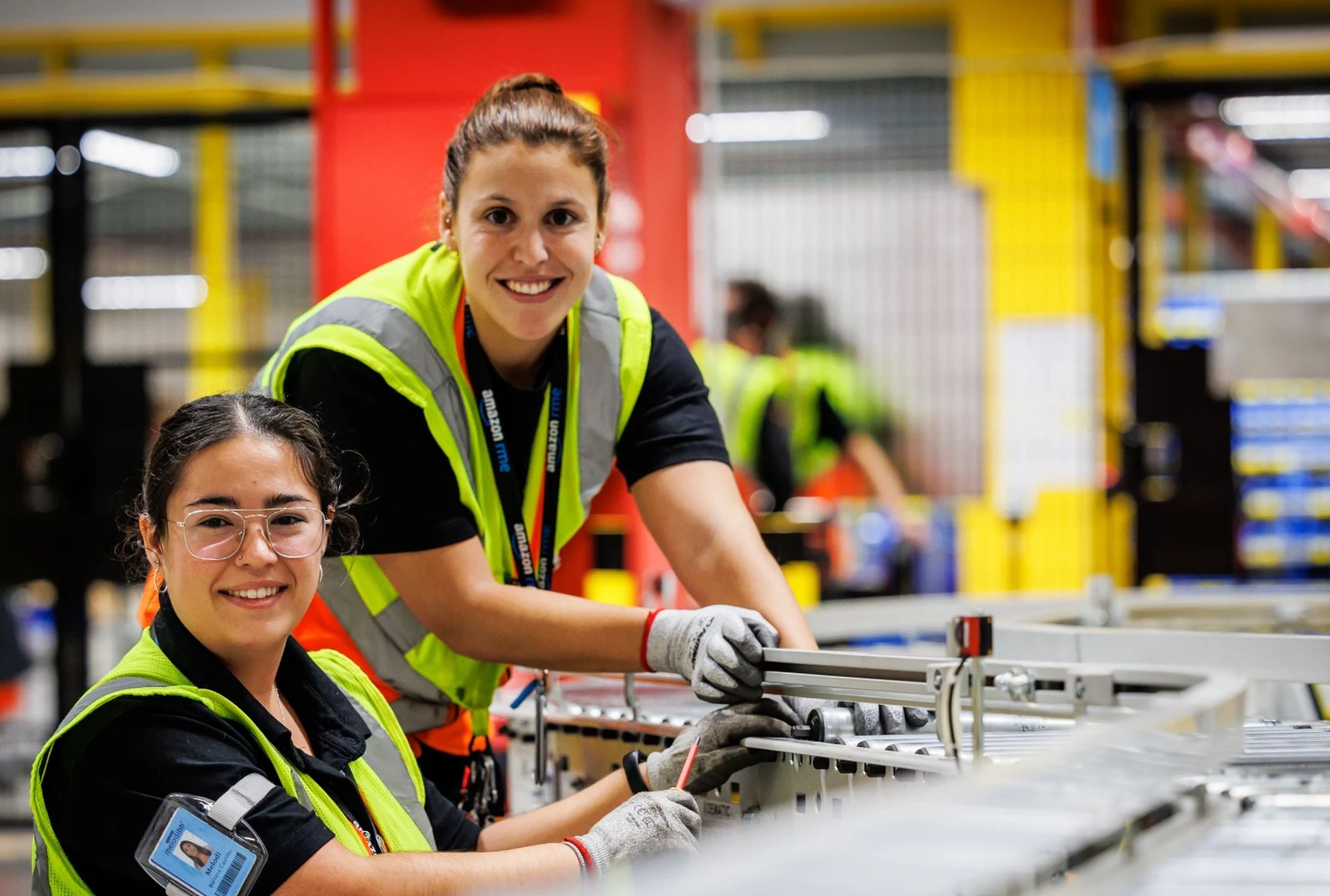 Los trabajadores se benefician con aumento en su salario mínimo (Foto: Amazon)