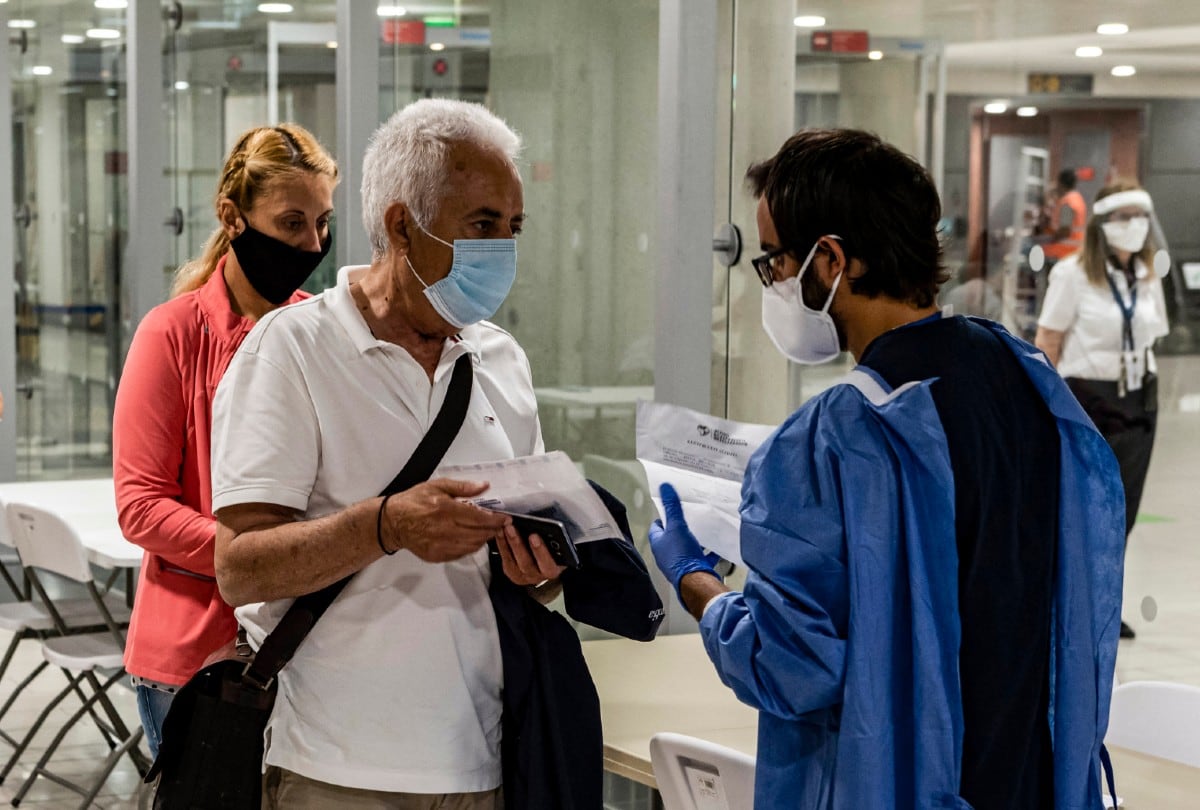 El virus Nipah vuelve a generar preocupación en Asia por su alta letalidad y el riesgo de propagación a través de viajes internacionales. | Crédito: AFP