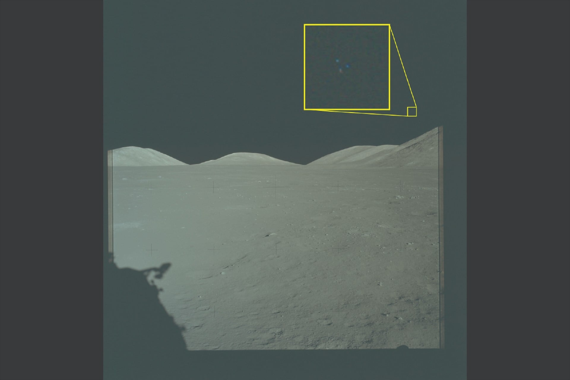 Imágenes de archivo de la misión Apolo 17 a la Luna. El recuadro amarillo contiene una ampliación de la fotografía original en la que se aprecian tres luces sobre el terreno lunar. (Foto: US Department of War)