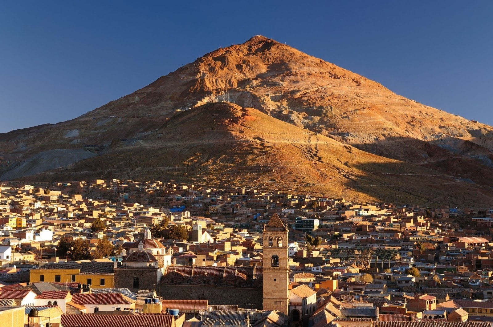 El último destino de tu aventura boliviana te lleva a Potosí, una ciudad con un pasado colonial y minero fascinante. Su Cerro Rico, una montaña que ha sido explotada por su abundante plata desde la época colonial, es una parada obligada.
Puedes adentrarte en las minas para experimentar la dura realidad de los mineros bolivianos y conocer su historia. A pesar de ser una experiencia impactante, te permitirá comprender la importancia histórica de este lugar y la influencia de la minería en la cultura del país. (Foto: South America Planet).