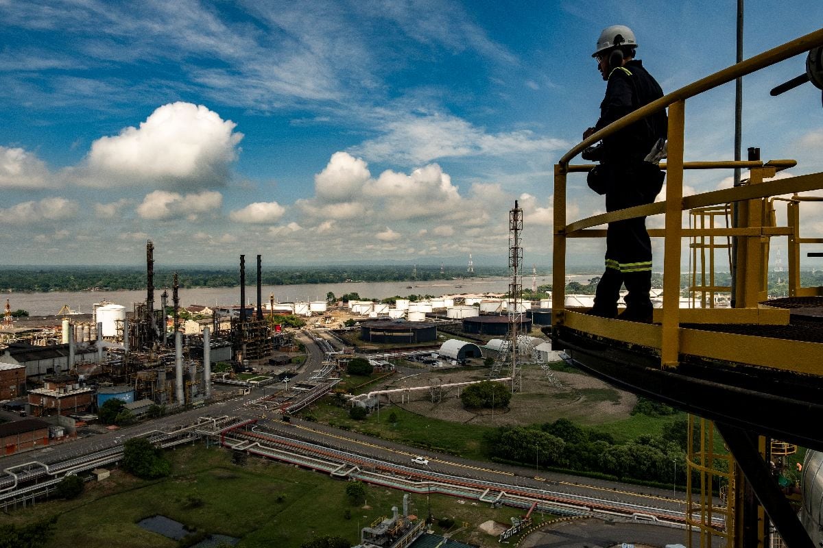 Un trabajador inspecciona la planta de procesamiento de combustibles fósiles tras el mantenimiento general en la refinería Ecopetrol Barrancabermeja en Barrancabermeja, departamento de Santander, Colombia, el martes 7 de octubre de 2025.