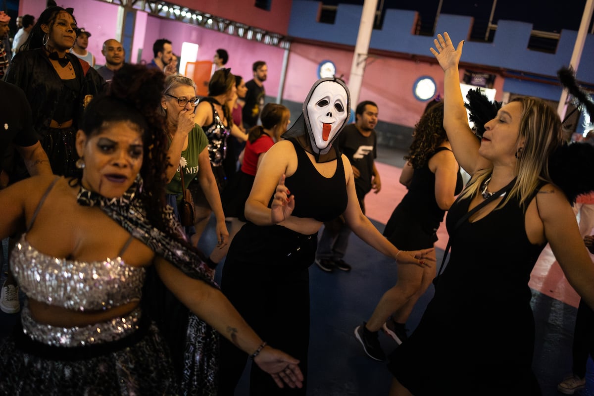 Se recomienda desconfiar de promociones que pidan pagos inmediatos. Foto: EFE/ Isaac Fontana