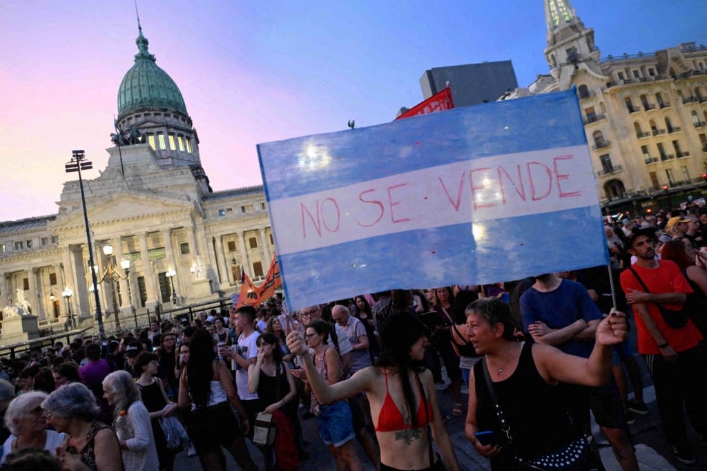 Cientos de argentinos reclaman contra el proyecto de ley "Omnibus" presentado por el gobierno del presidente Javier Milei, en Buenos Aires el 10 de enero de 2024.