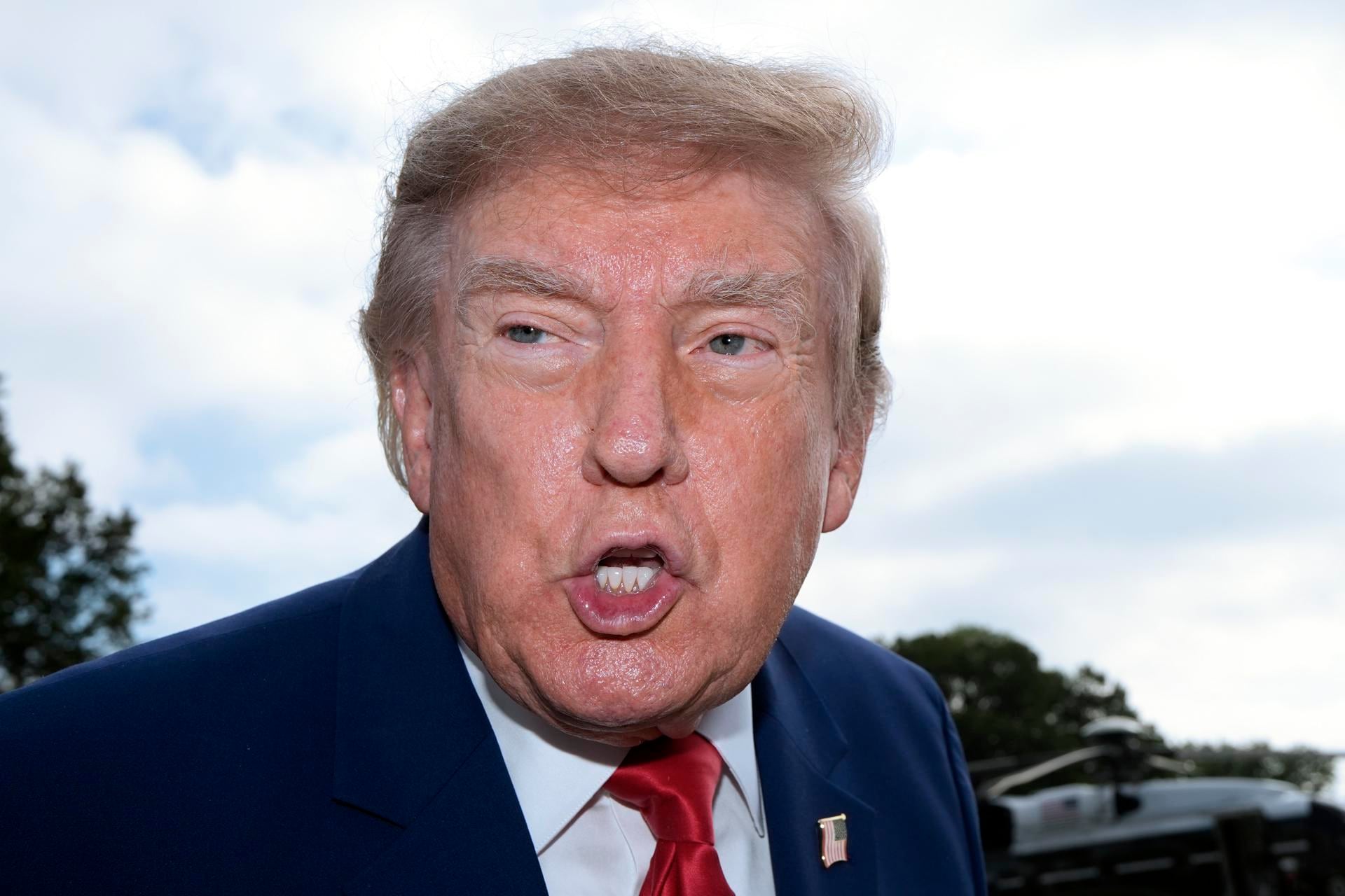 Trump destacó el acercamiento entre Washington y Caracas y agradeció el acuerdo que otorga a NABEP concesiones sobre 17 yacimientos petroleros en Venezuela.
Foto: EFE/EPA/YURI GRIPAS / POOL.