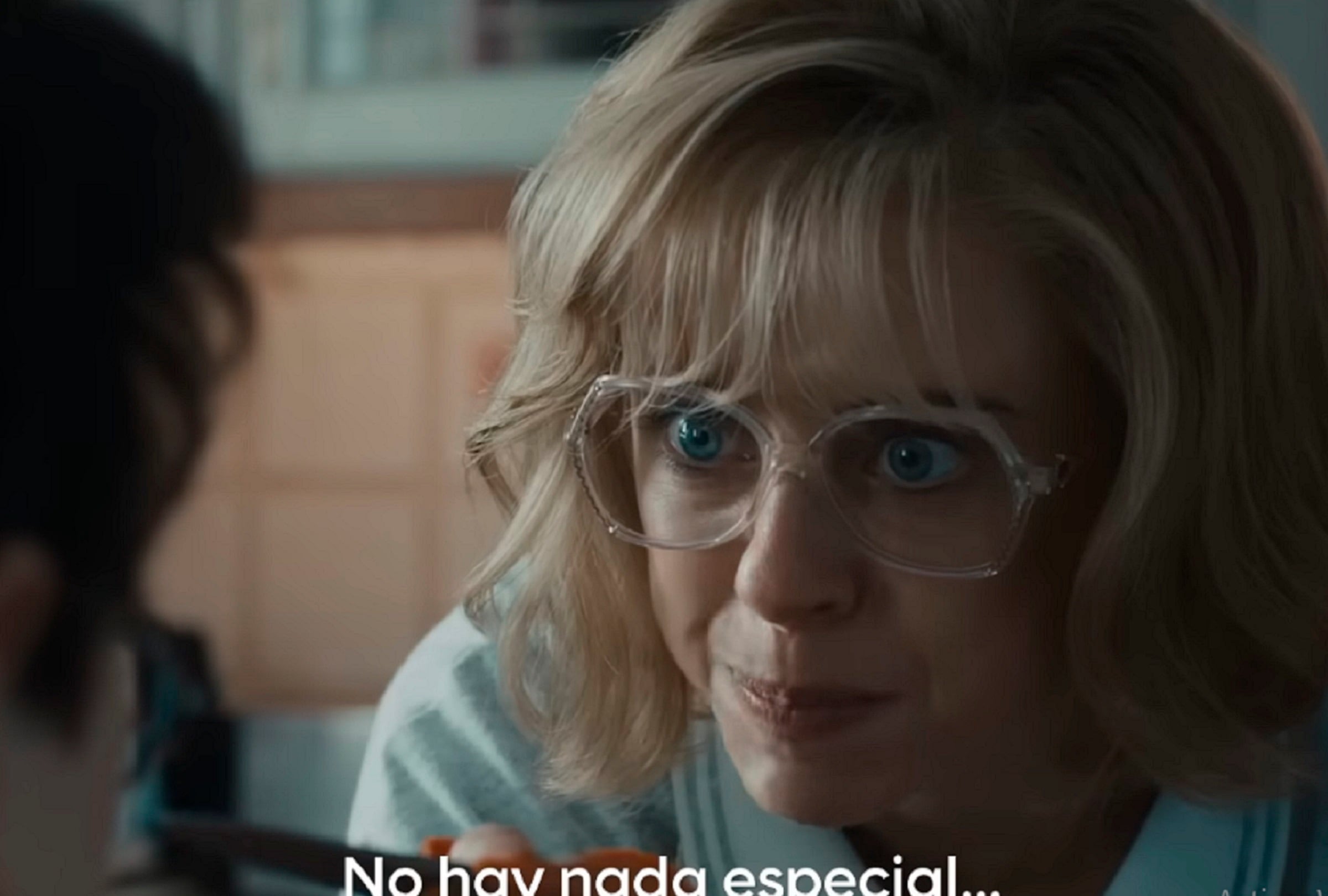 Petunia Dursley (Bel Powley) le corta el cabello de manera violenta a Harry (Dominic McLaughlin) en la serie “Harry Potter y la Piedra Filosofal" (Foto: Warner Bros. Television)