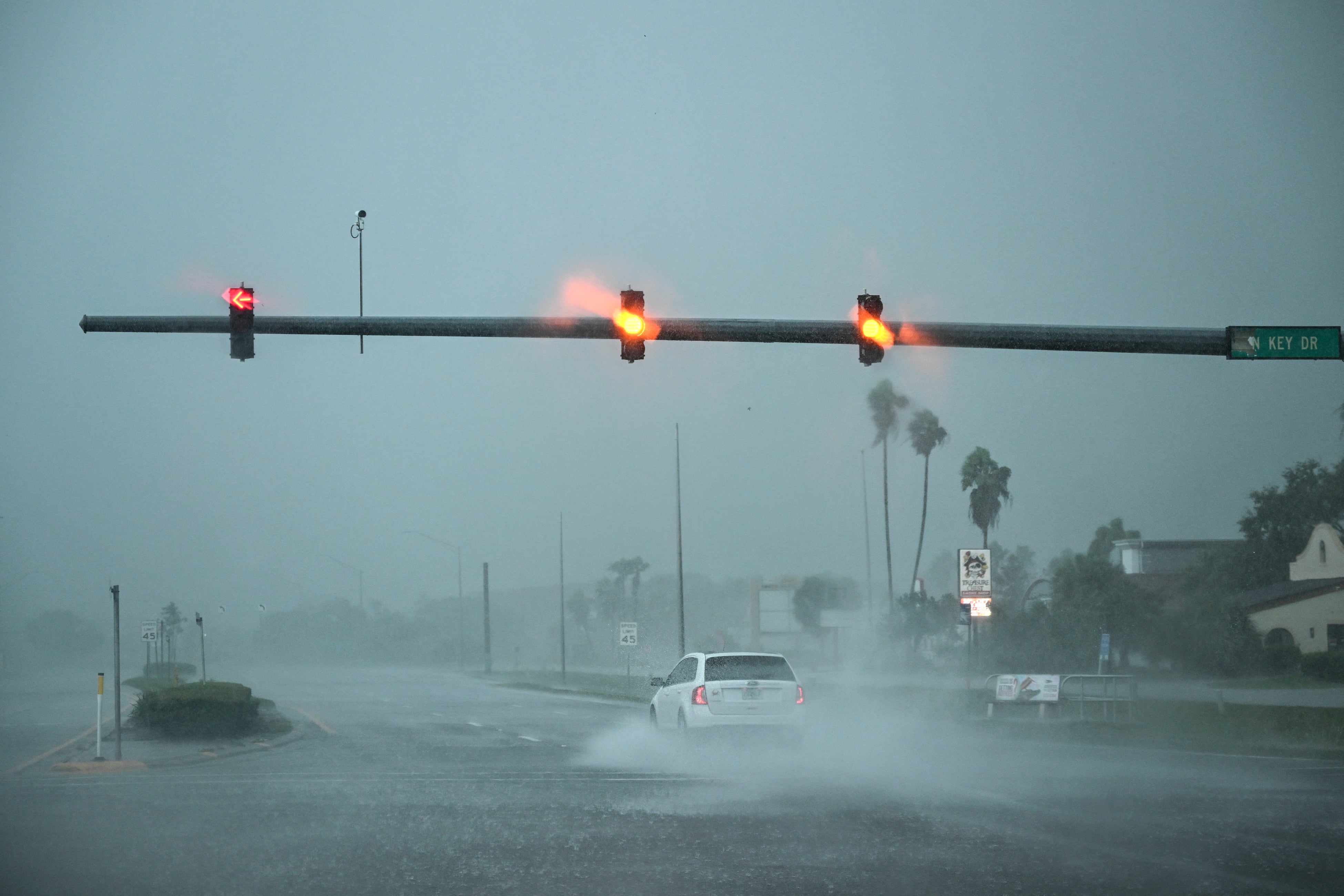 Distintos puntos costeros del sur de Florida han registrado inundaciones este fin de semana. (Crédito: AFP)