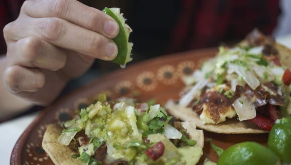 Un cliente exprime una lima sobre tacos en un restaurante en Ciudad Valles, San Luis Potosí, México, el lunes 7 de marzo de 2022. (Foto: Bloomberg)