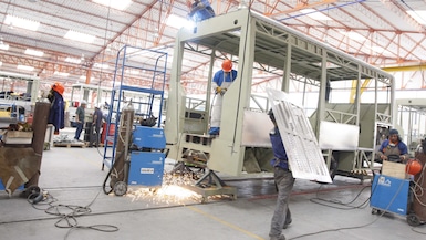 Cerca de la mitad de empresarios industriales prevé invertir y contratar nuevos trabajadores en los próximos tres meses, reportó la Sociedad Nacional de Industrias (SNI).
