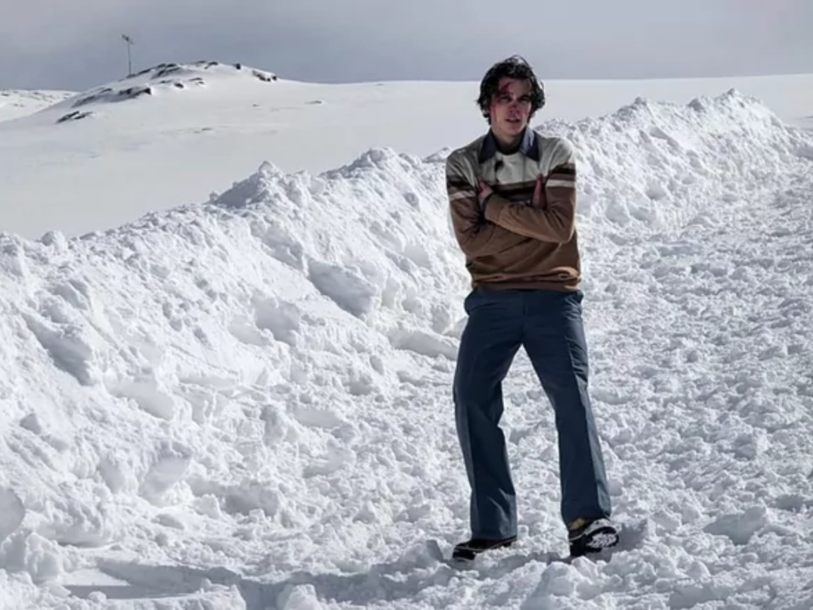 El actor interpreta a Carlos Valeta en el rodaje de "La sociedad de la nieve" (Foto: Agustín Lain / Instagram)