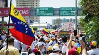 Deuda de Venezuela cae ante temor que sanciones causen default