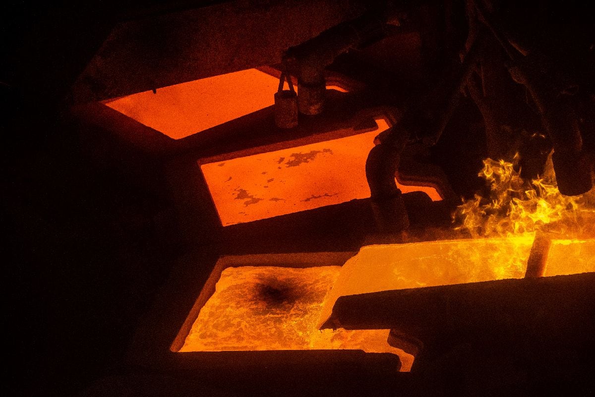 Cobre fundido se vierte en una rueda de fundición de ánodos en la planta de procesamiento El Teniente de Codelco, en Machalí, Chile, el miércoles 2 de abril de 2025. Fotógrafo: Cristobal Olivares/Bloomberg.