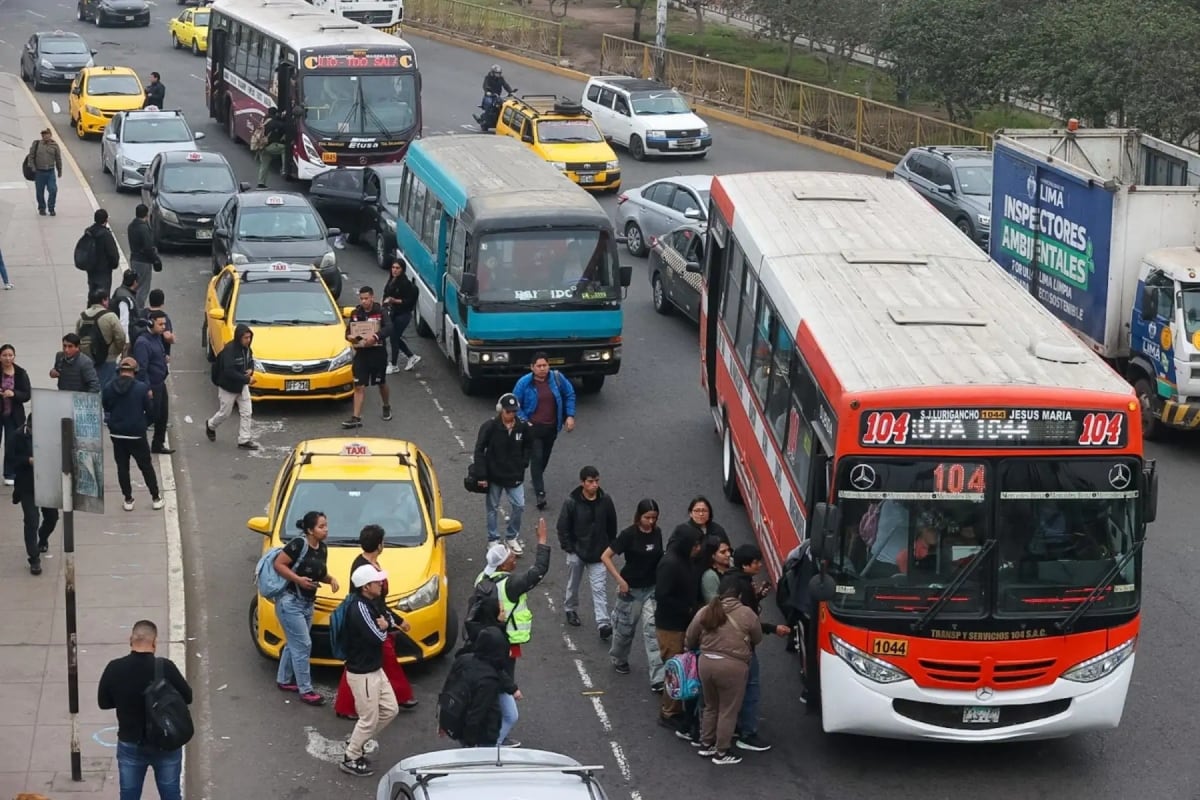 Los transportistas, a través de un comunicado, precisó que la medida podría suspenderse si el Gobierno acepta iniciar conversaciones para atender sus demandas. (Foto: Andina)