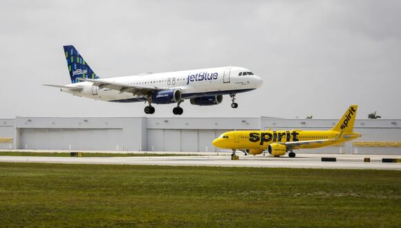 JetBlue and Spirit airplanes at Fort Lauderdale-Hollywood International Airport in Florida. Photographer: Eva Marie Uzcategui/Bloomberg