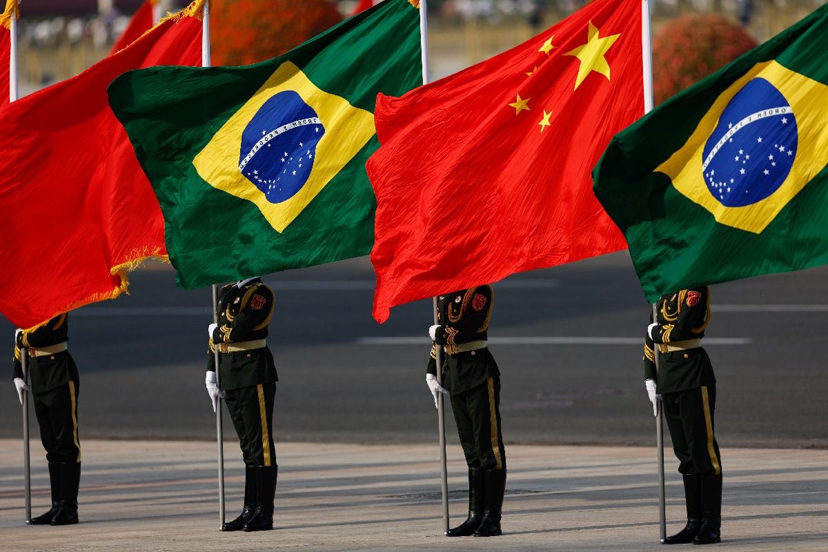 Miembros de la guardia de honor sostienen las banderas nacionales de China y Brasil antes de una ceremonia de bienvenida para el presidente brasileño Luiz Inácio Lula da Silva en el Gran Palacio del Pueblo, en Pekín, en 2025.