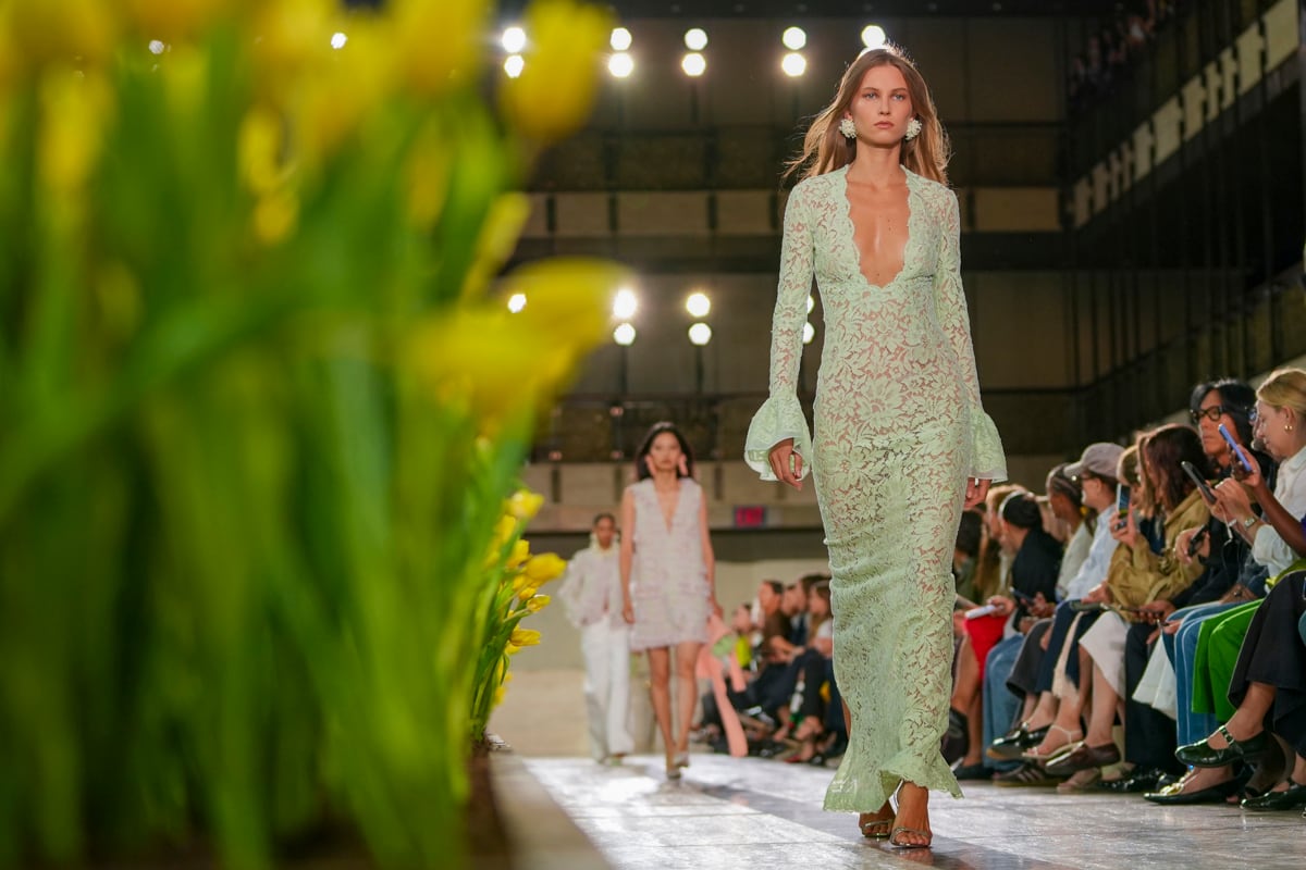 Una modelo desfila una prenda de la marca de moda Carolina Herrera este lunes, en la Semana de la Moda de Nueva York (Estados Unidos). EFE/ Ángel Colmenares