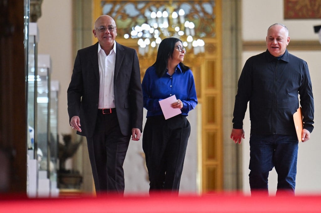 La presidenta interina de Venezuela, Delcy Rodríguez (centro), el presidente de la Asamblea Nacional, Jorge Rodríguez (izquierda), y el ministro del Poder Popular para el Interior, Diosdado Cabello, caminan antes de una conferencia de prensa en el Palacio Presidencial de Miraflores, Caracas, el 14 de enero de 2026. La presidenta interina de Venezuela, Delcy Rodríguez, declaró el 14 de enero que su país buscaba una "nueva era política" tras el derrocamiento del líder Nicolás Maduro el 3 de enero en un ataque militar estadounidense. (Foto de Juan BARRETO / AFP)