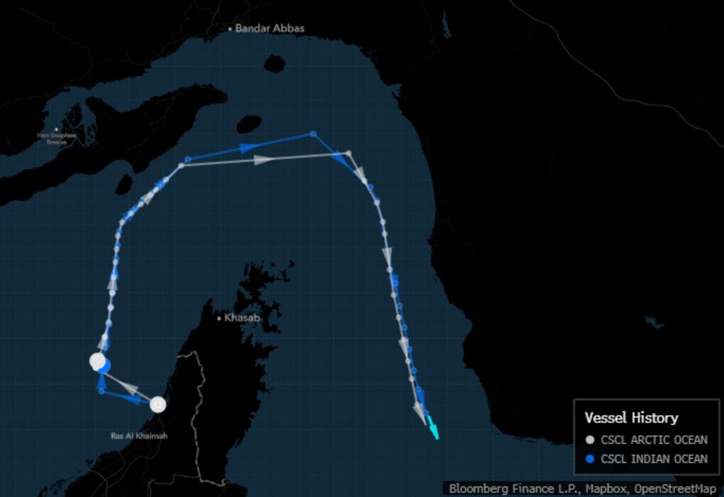 El lunes se observó que los buques CSCL Indian Ocean (en azul) y CSCL Arctic Ocean intentaban salir del golfo Pérsico a través del estrecho de Ormuz, y ahora se dirigen hacia el sur, hacia el golfo de Omán.
