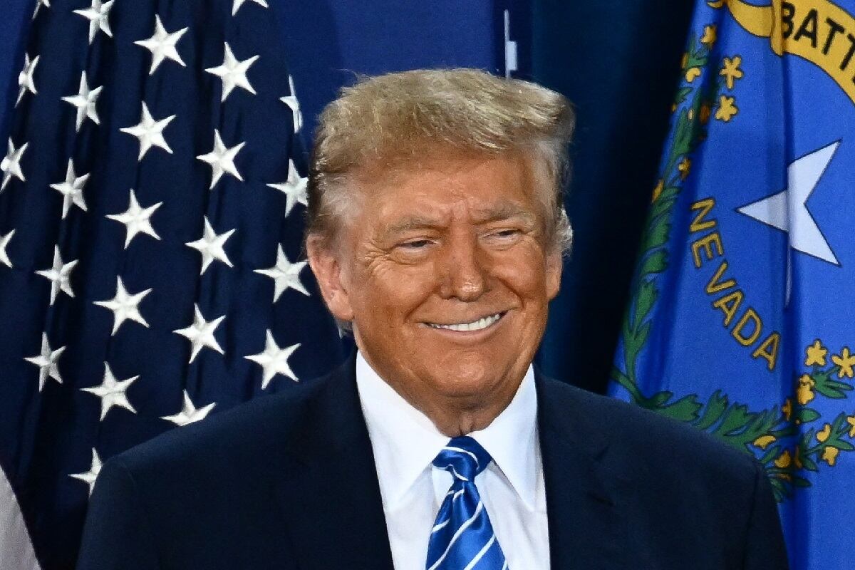 El expresidente de Estados Unidos y aspirante a la presidencia de 2024, Donald Trump, sonríe cuando llega para hablar en un mitin Compromiso con el Caucus en Las Vegas, Nevada, el 27 de enero de 2024. (Foto de Patrick T. Fallon / AFP)
