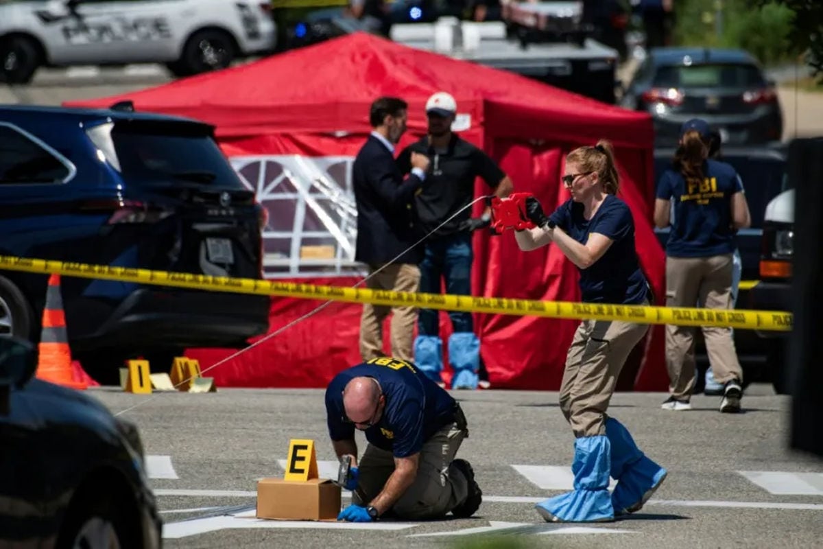 Investigadores del FBI trabajan en el lugar de un presunto tiroteo en el que participó el ICE en Biddeford, Maine, el 13 de julio de 2026. Foto: JOSEPH PREZIOSO / AFP
